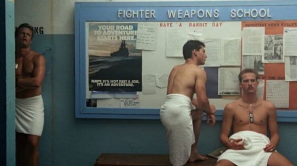 《壮志凌云》不只是伟大的军武娱乐电影，它也是史上最伟大的主流商业gay片，为什么？